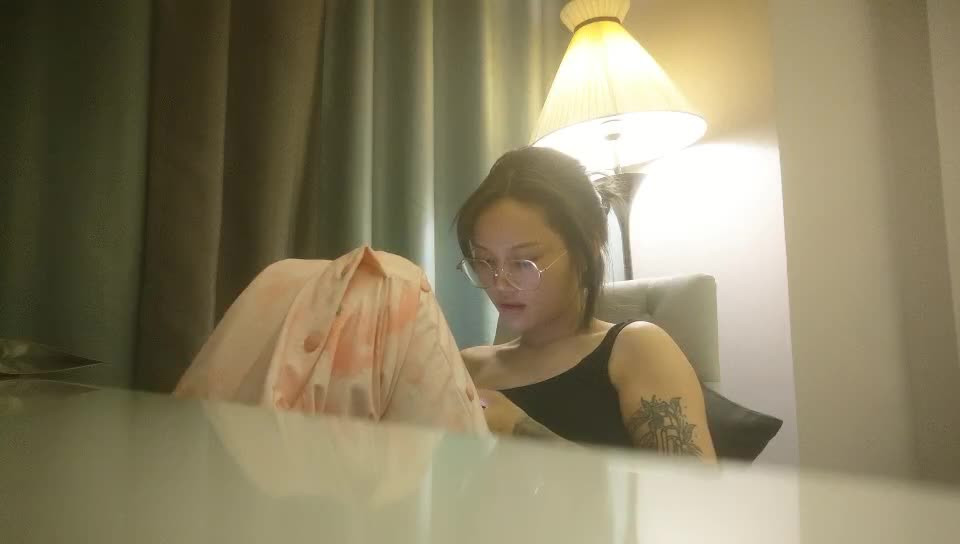 精品23岁小妹妹 逛街喝酒一晚上 归来酒店今夜爽一爽 女上位娇喘浪叫阵阵太爽了